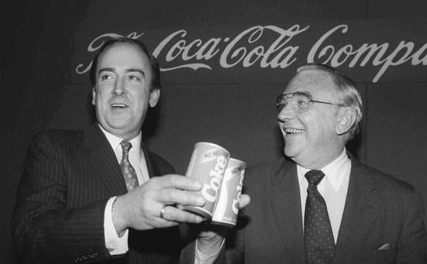 El entonces presidente de Coca-Cola, Roberto Goizueta (a la izquierda), brinda con otro ejecutivo de la firma por el éxito de la New Coke.