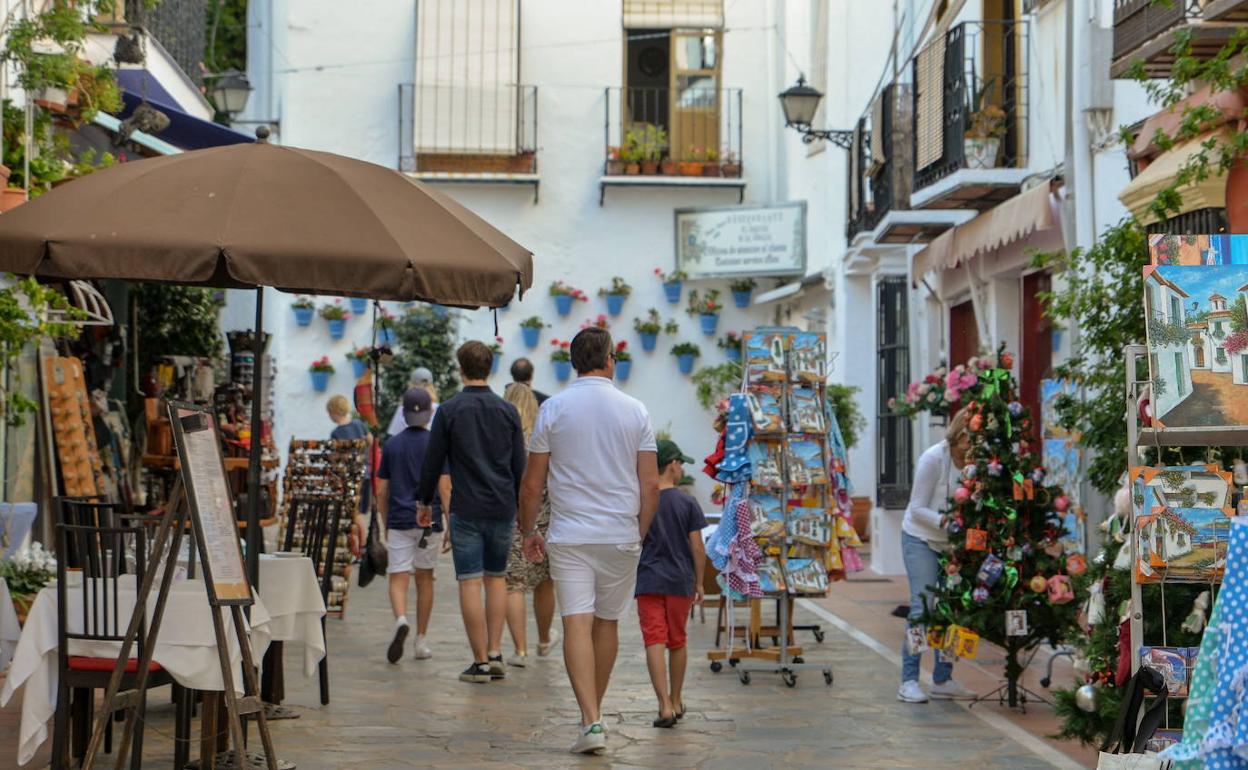 Turistas pasean por el centro de Marbella, uno de los destinos claves de turismo residencial. 