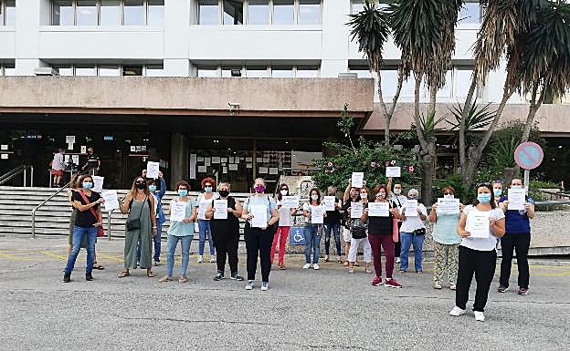 Representantes de una veintena de AMPA acudieron a la Delegación de Educación para presentar un escrito en el que reclaman solución urgente a la falta de comedores. 