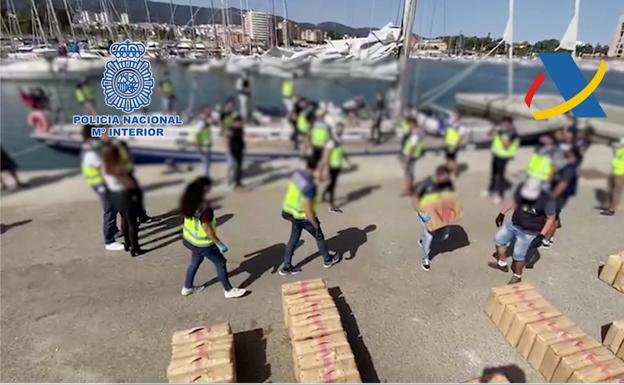 Casi 35.000 kilos intervenidos en veleros en el mayor golpe en España contra el tráfico de hachís por mar