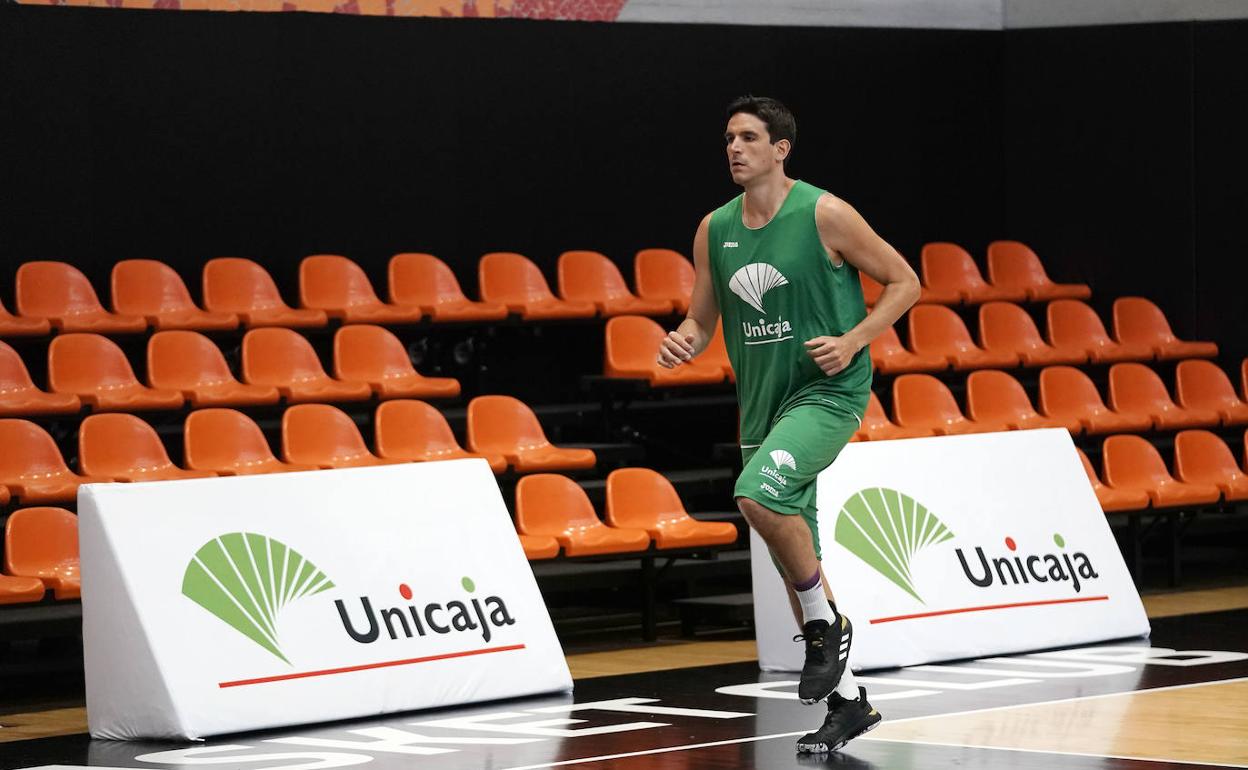 Carlos Suárez trota sobre la pista en un entrenamiento. 