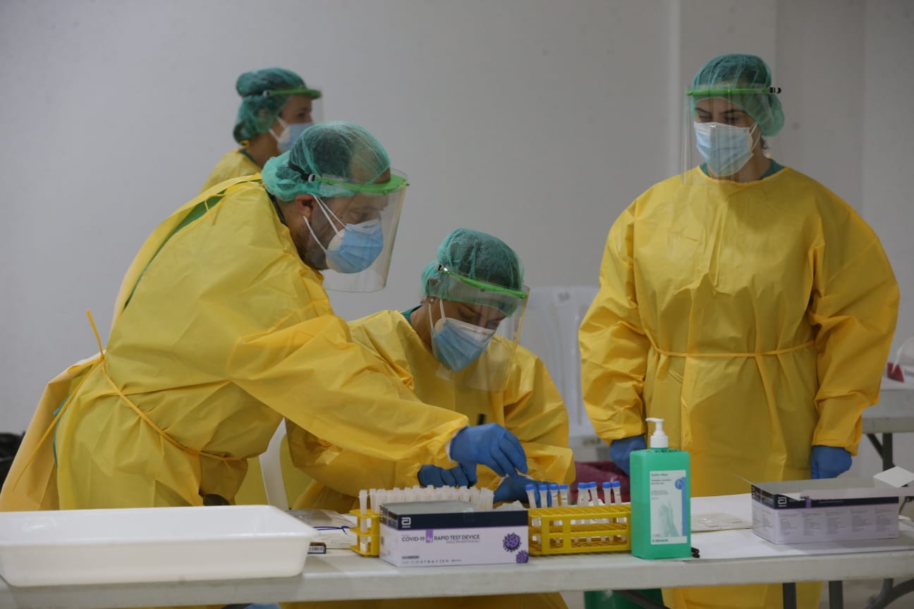 604 vecinos de ambos municipios se someten a un cribado que determinará la incidencia de coronavirus en estos pueblos. En la foto, test en Villanueva de la Concepción.