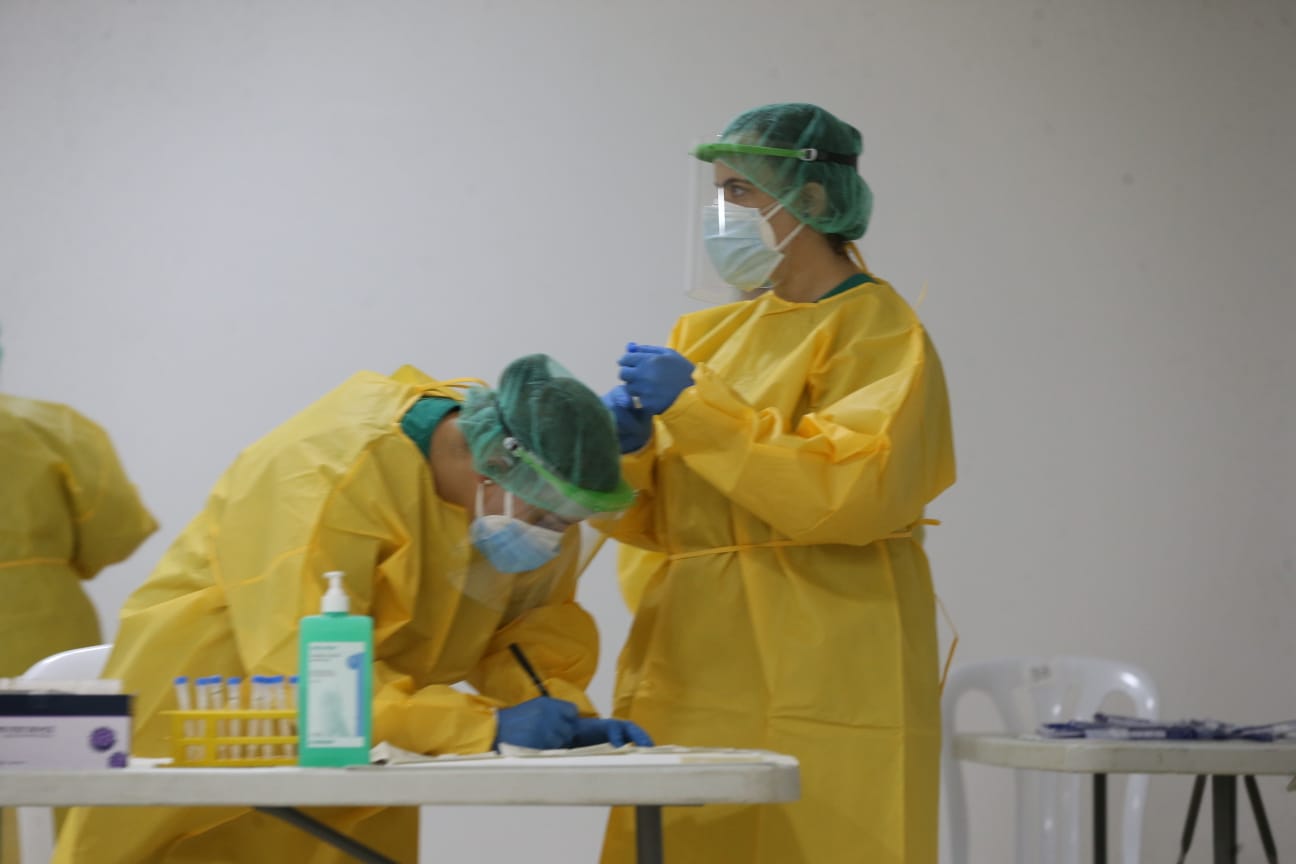 604 vecinos de ambos municipios se someten a un cribado que determinará la incidencia de coronavirus en estos pueblos. En la foto, test en Villanueva de la Concepción.