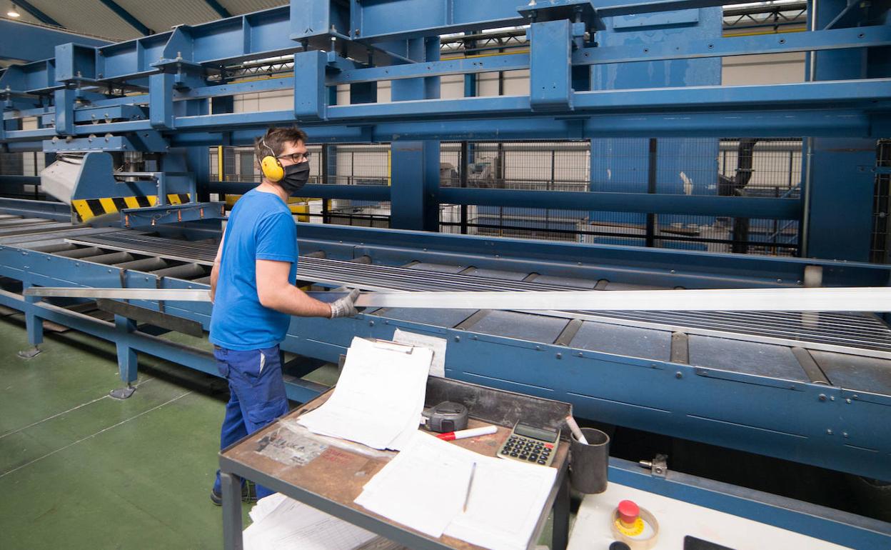 Un trabajador en una fábrica de instalaciones metálicas en Toledo 