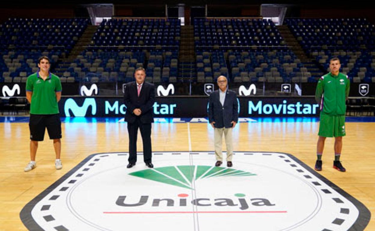 Carlos Suarez, jugador, Jerónimo Vilchez, director Territorio Sur de Telefónica, Eduardo García, presidente del Unicaja y Drangan Milosavljevic. 