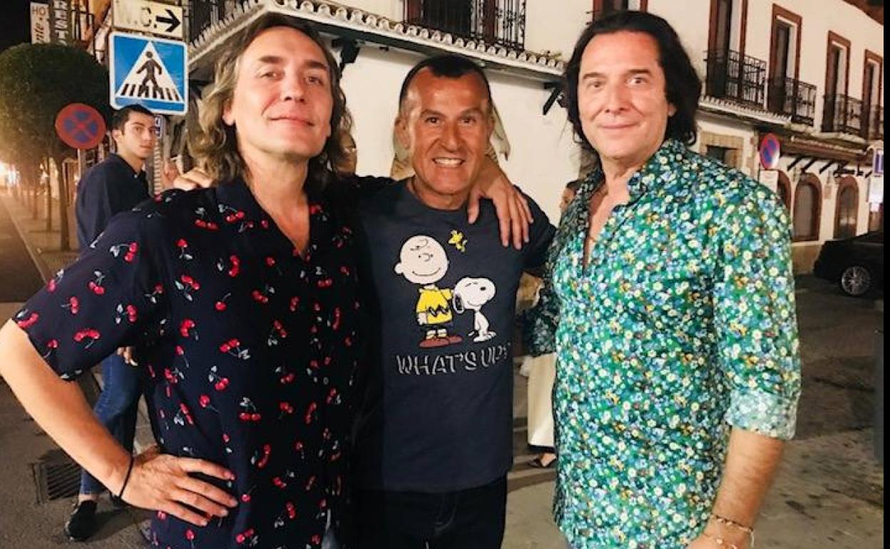 Richy Castellanos, junto a Vicente Amigo y Tomatito, que tocan en el videoclip solidario.