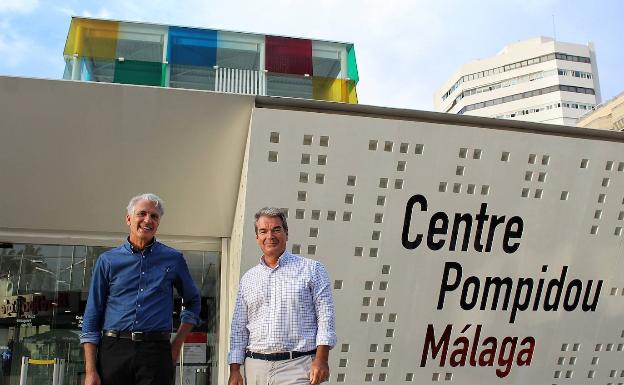 Galería. Juan Antonio Marín y Javier Pérez de la Fuente ante el Centro Pompidou. 