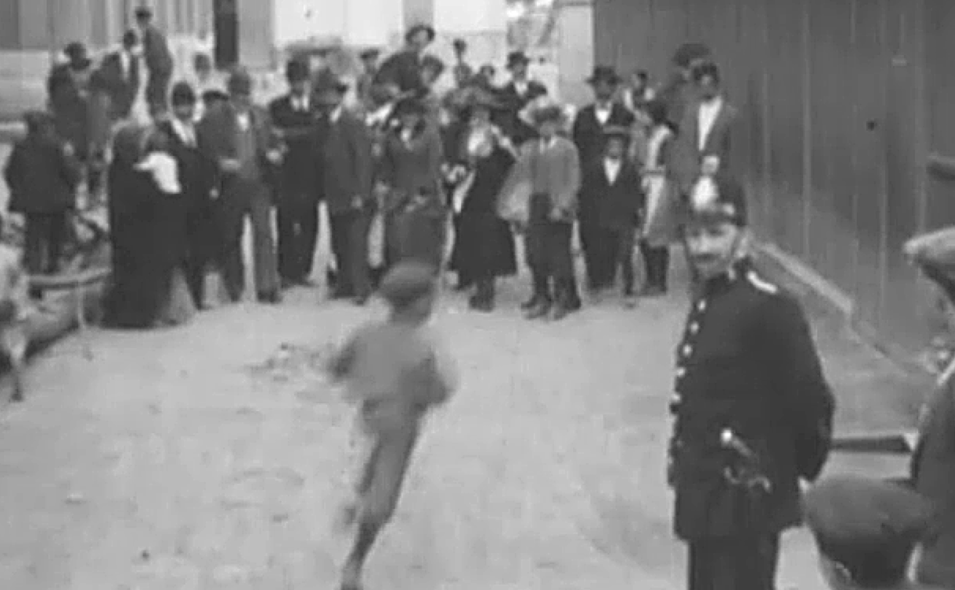 Fotograma de 'Un paseo por Málaga 1914', con las primeras imágenes en movimiento de un guardia municipal. 