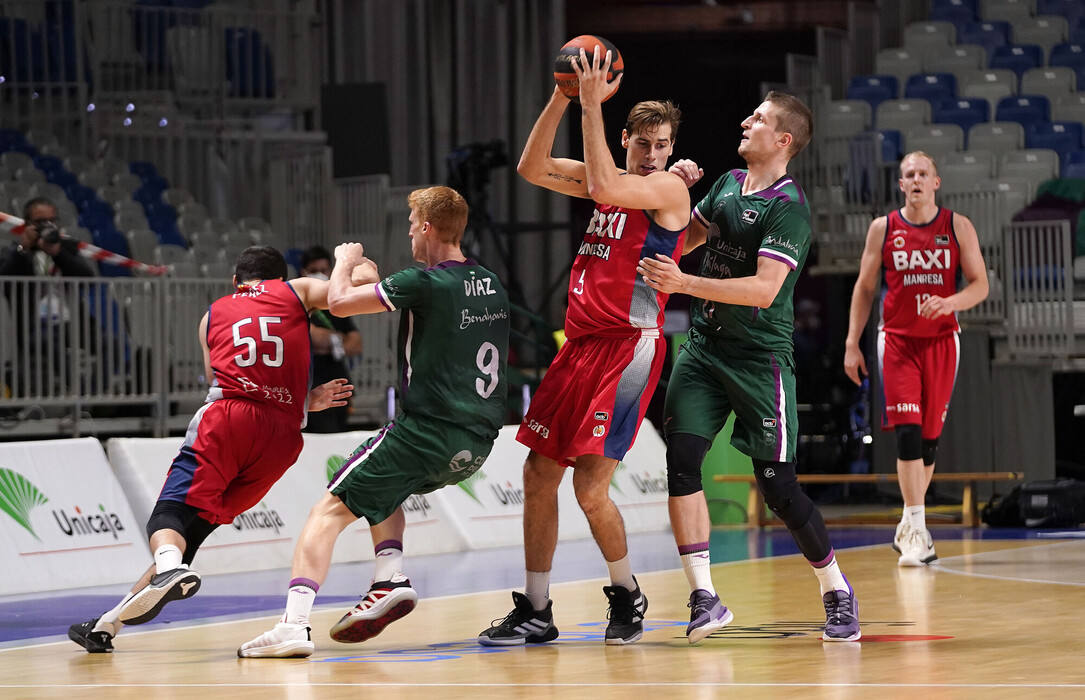 Fotos: Las imágenes del Unicaja-Manresa en el Carpena