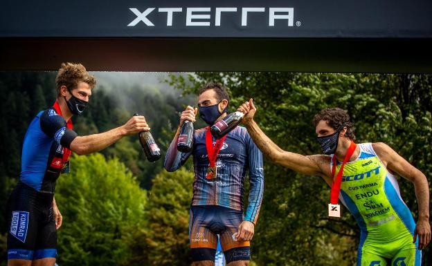 Koca, Ruzafa y Rinaldi, en el podio tras la carrera en Molveno. 