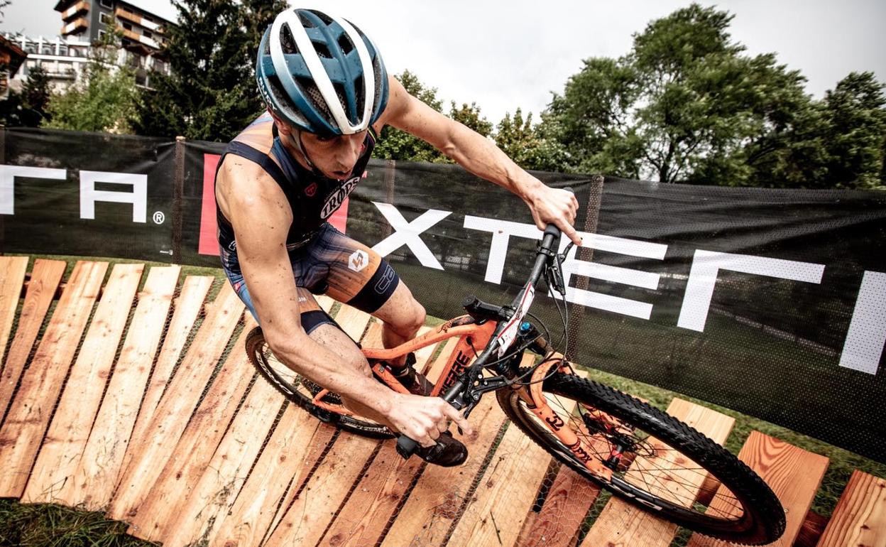 Ruzafa traza una curva con su bicicleta en el Xterra celebrado en Molvano. 