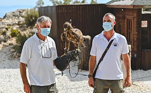 Jurgen, con el águila real Ulan sobre el brazo, y Jan, en sus instalaciones. 