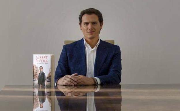 Albert Rivera posa con su libro, 'Un ciudadano libre'-