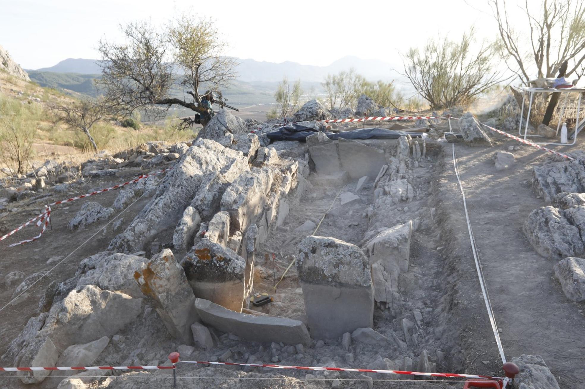 Detalle de la tumba prehistórica con forma megalítica con
estructura de enterramiento dolménico. a. j. guerrero