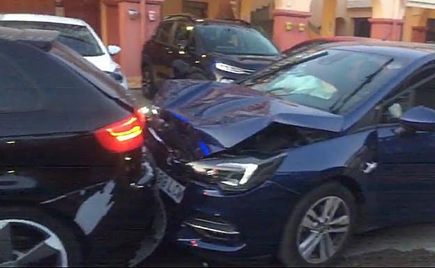 Estado en el que quedó el vehículo policial tras ser embestido por los sospechosos circulando marcha atrás. 