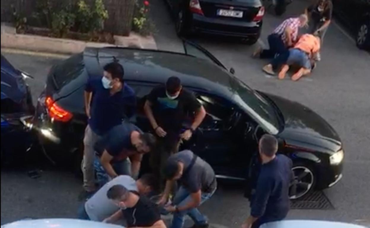 Un momento de la detención de los presuntos autores de los disparos. 