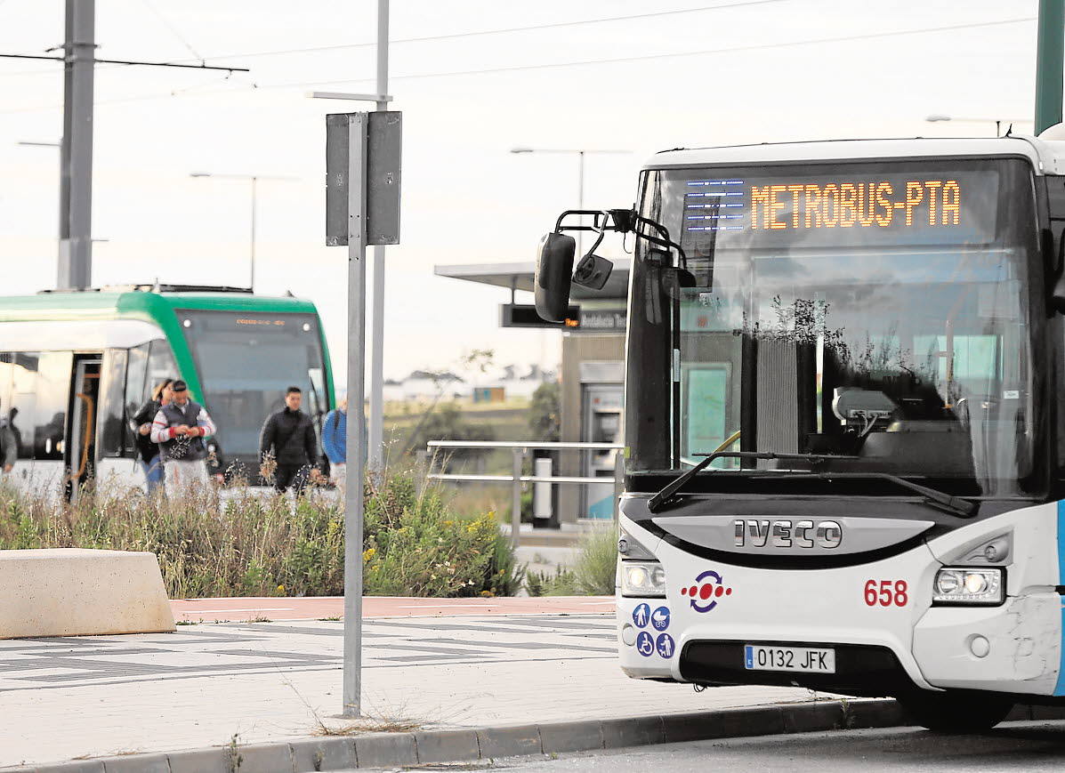 Servicio de 'metrobús' que operaba el año pasado para acceder al PTA. 