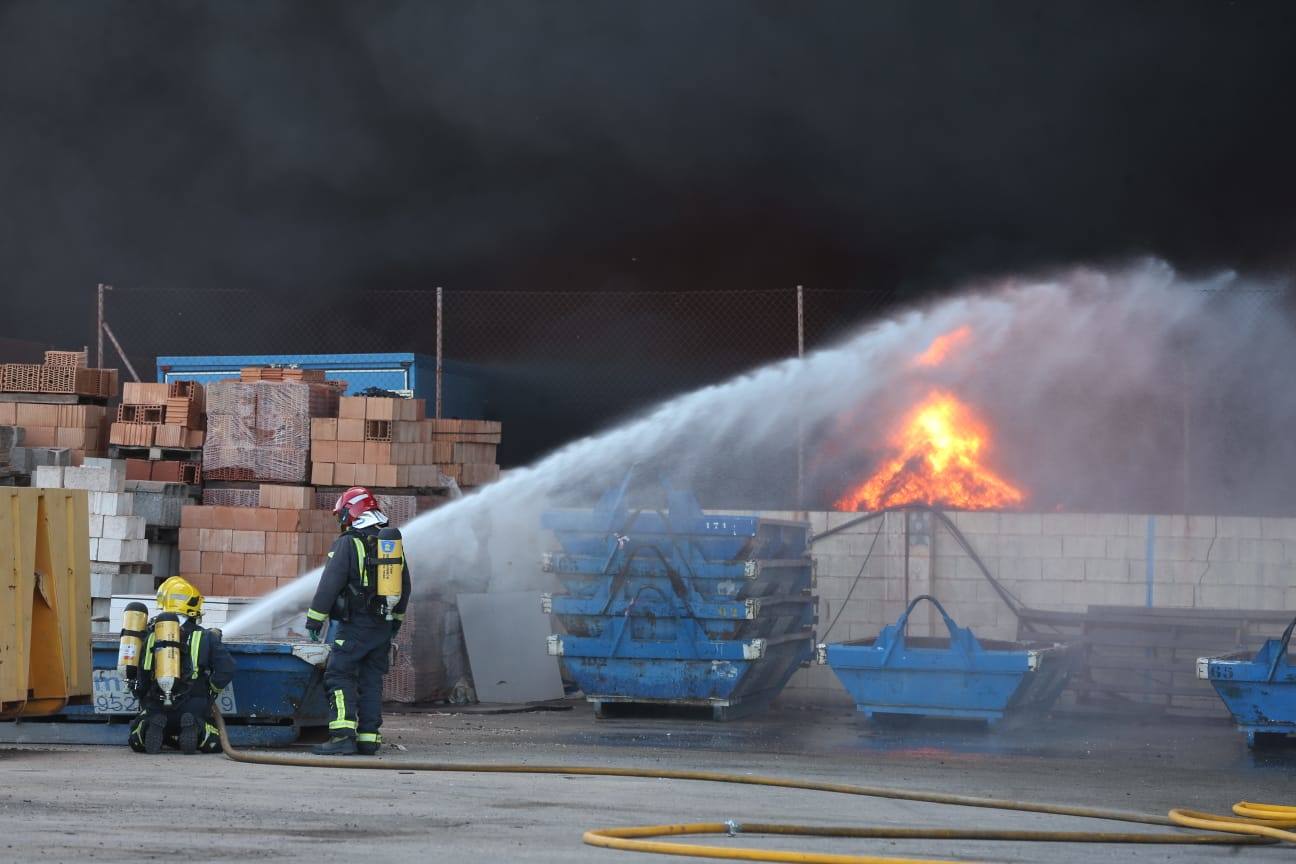 El incendio ha provocado una gran columna de humo 