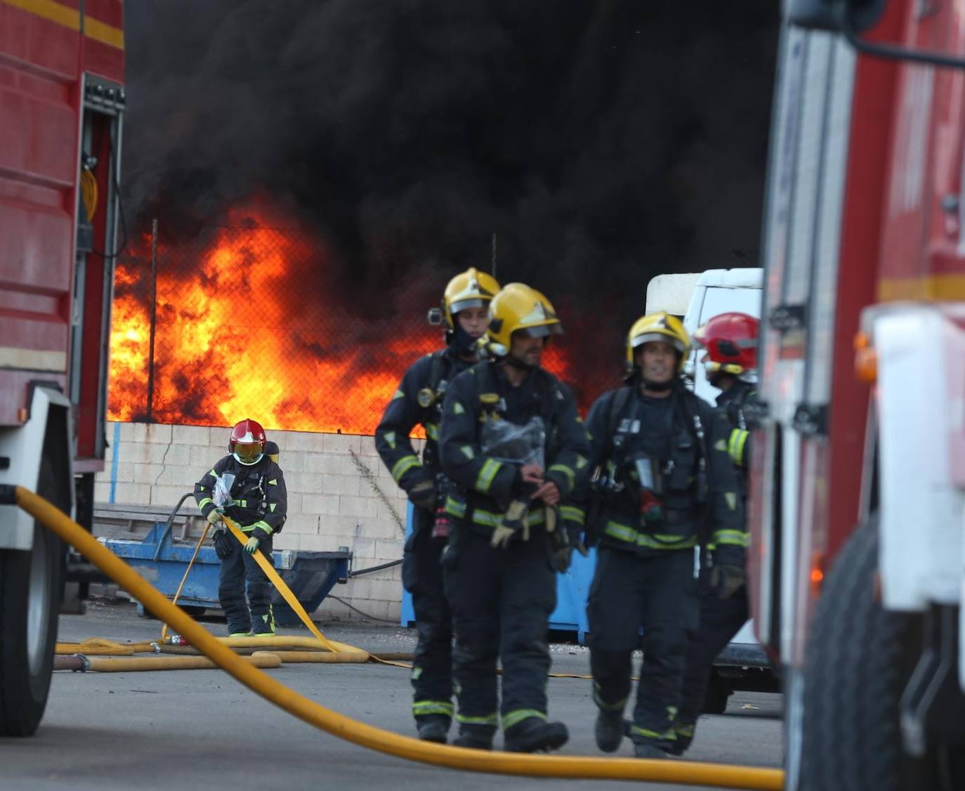 El incendio ha provocado una gran columna de humo 