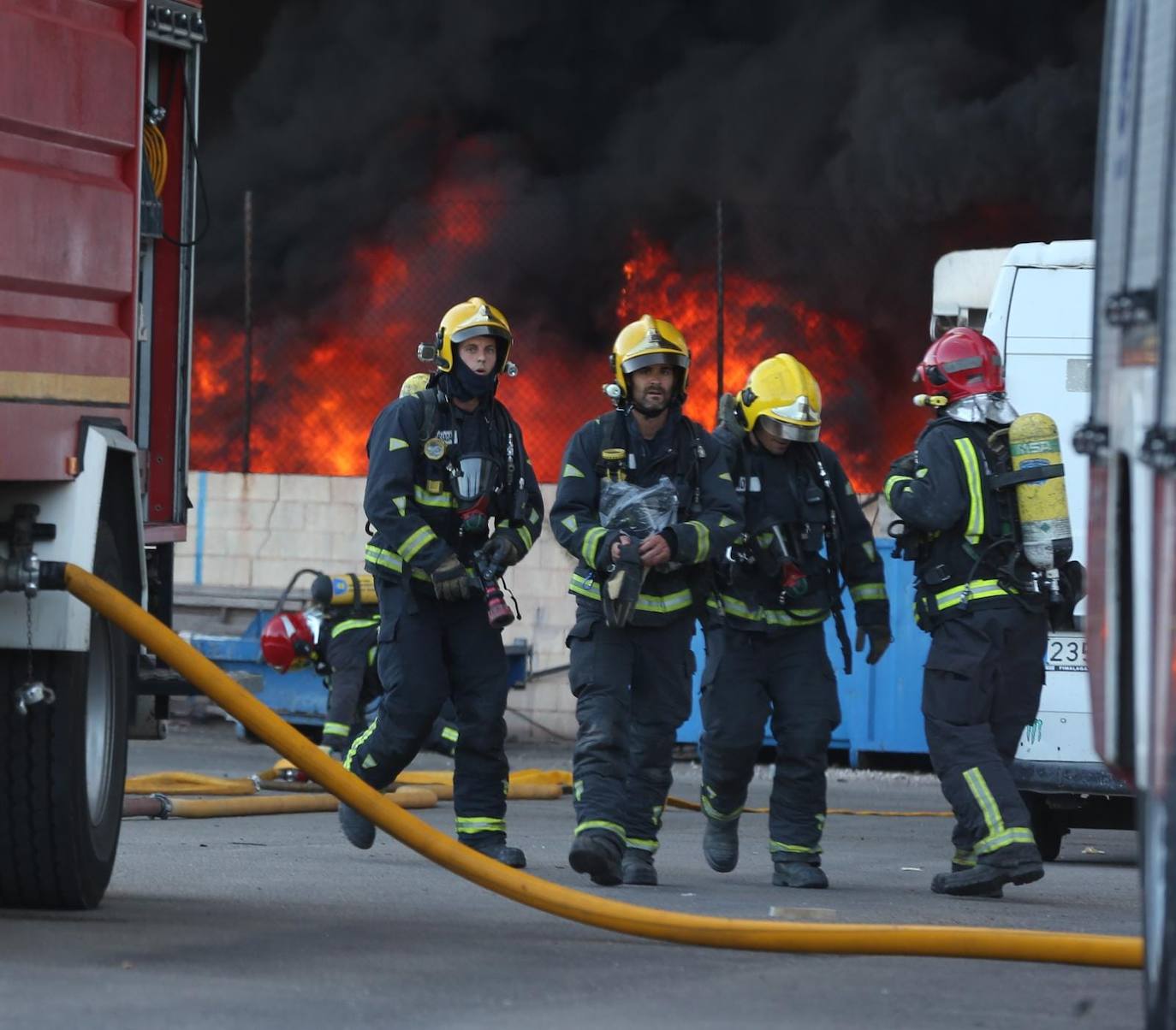 El incendio ha provocado una gran columna de humo 