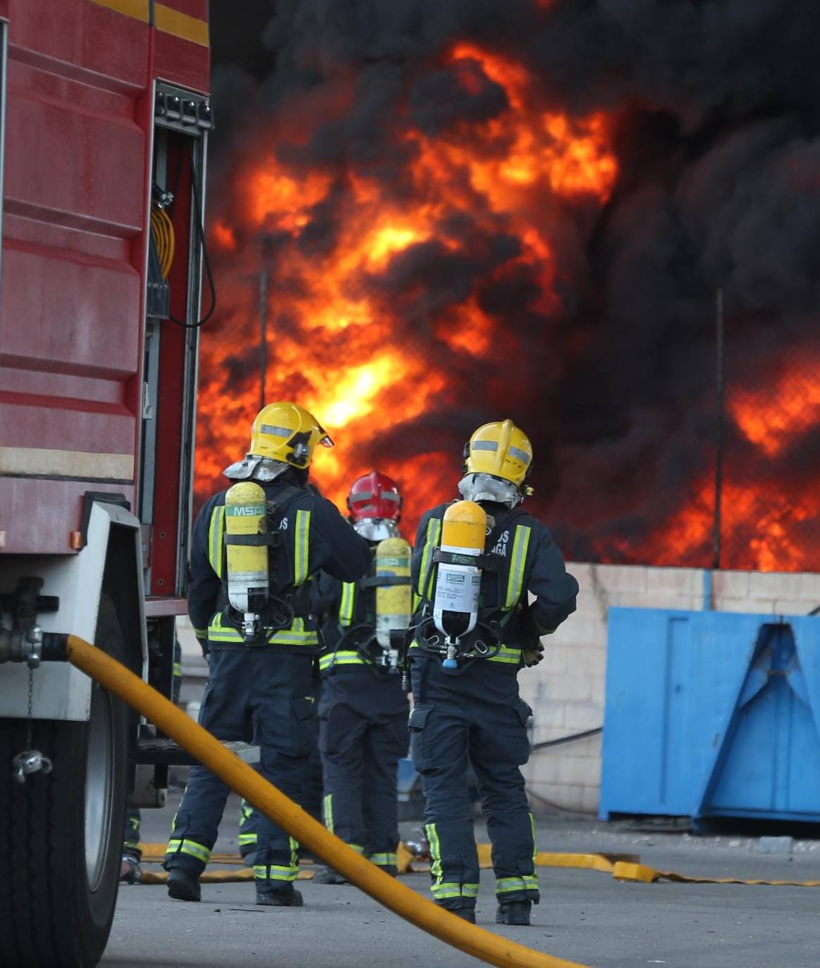 El incendio ha provocado una gran columna de humo 