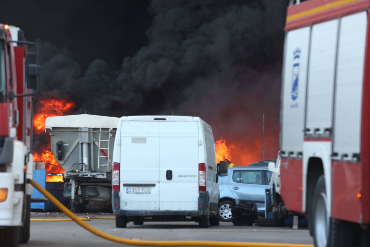 El incendio ha provocado una gran columna de humo 