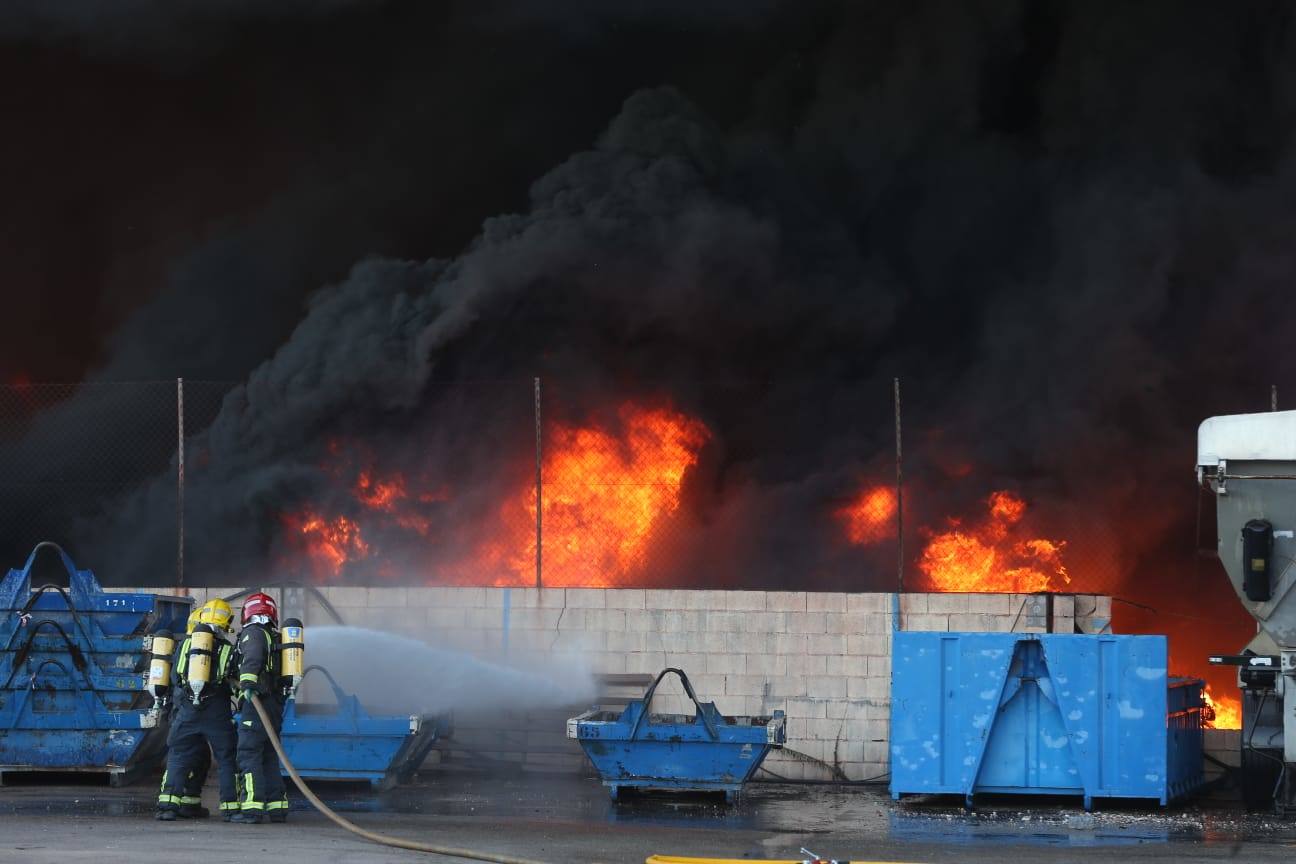 El incendio ha provocado una gran columna de humo 