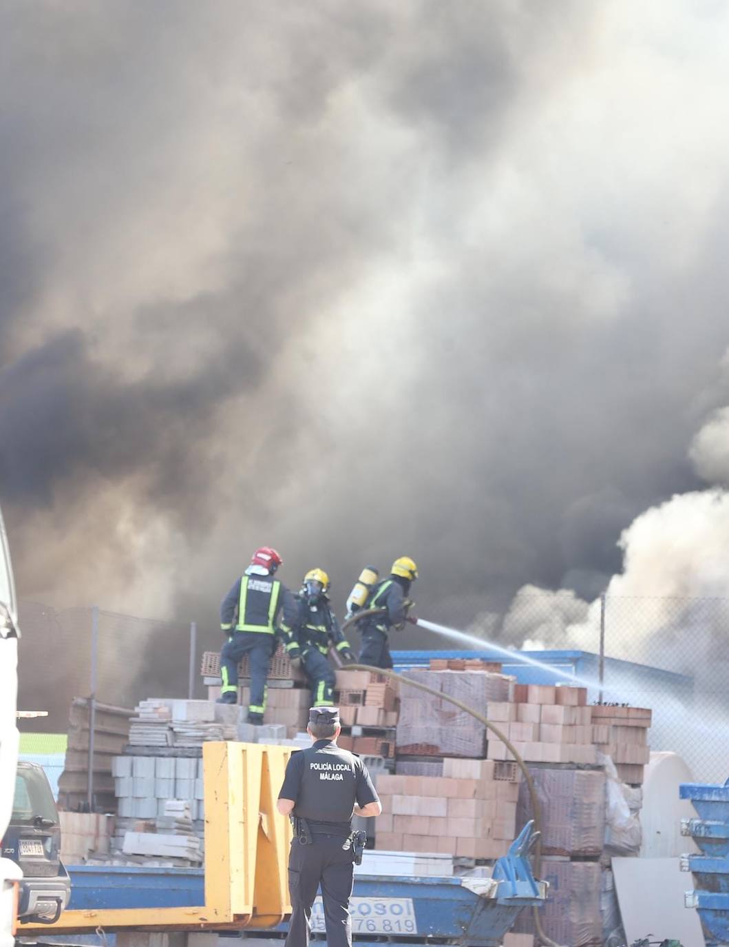 El incendio ha provocado una gran columna de humo 