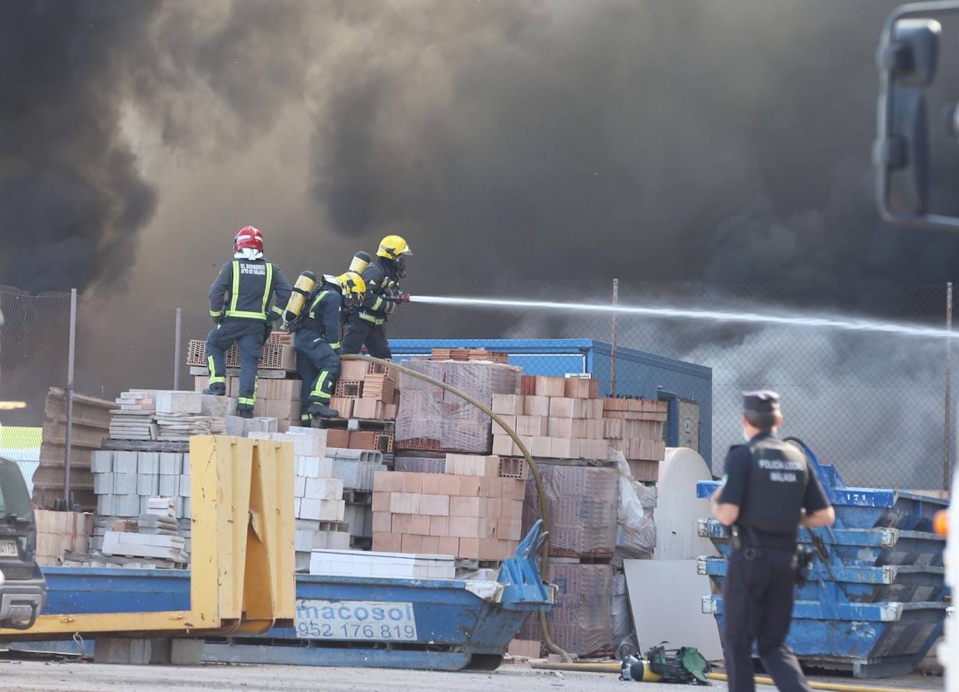 El incendio ha provocado una gran columna de humo 