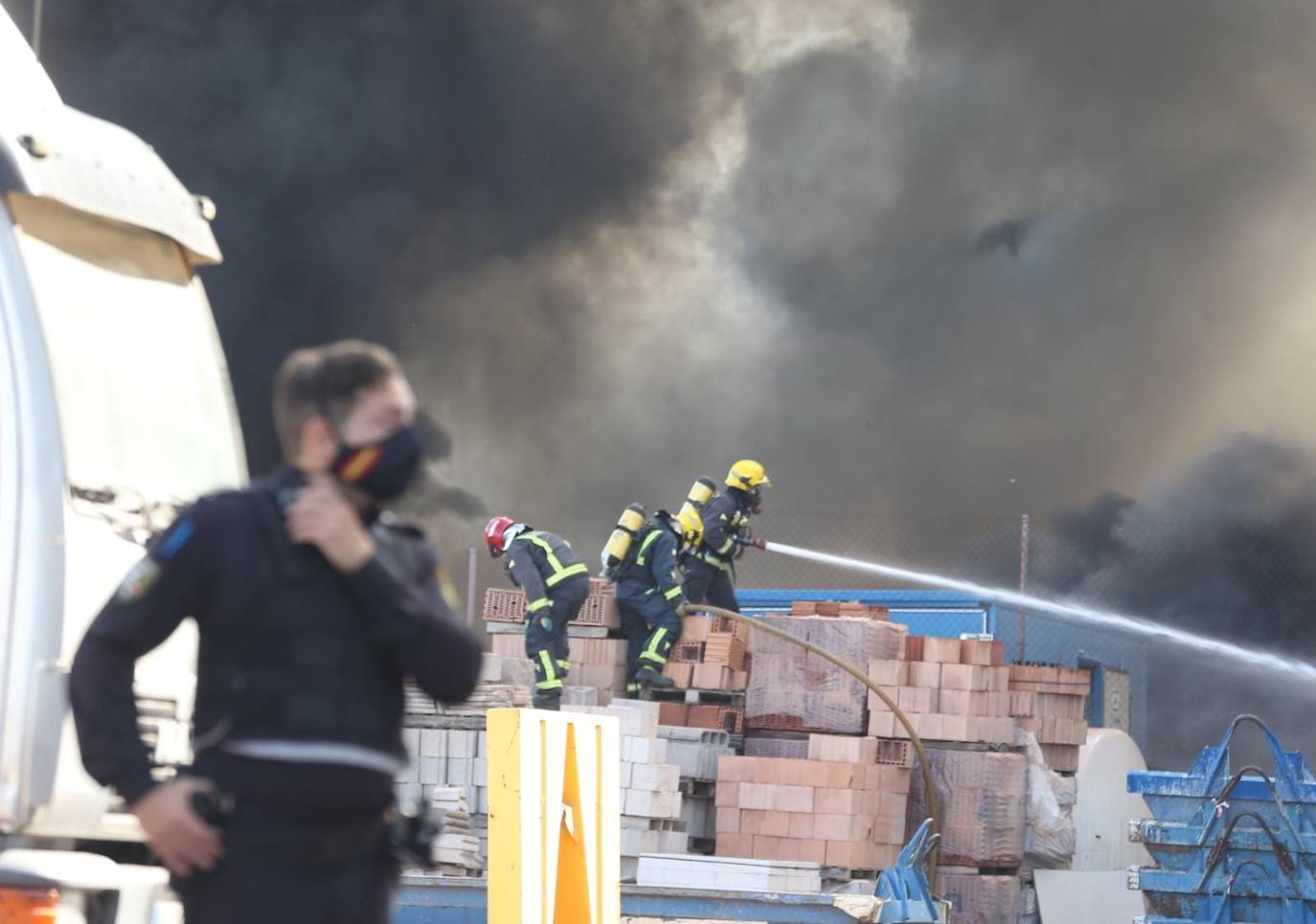 El incendio ha provocado una gran columna de humo 