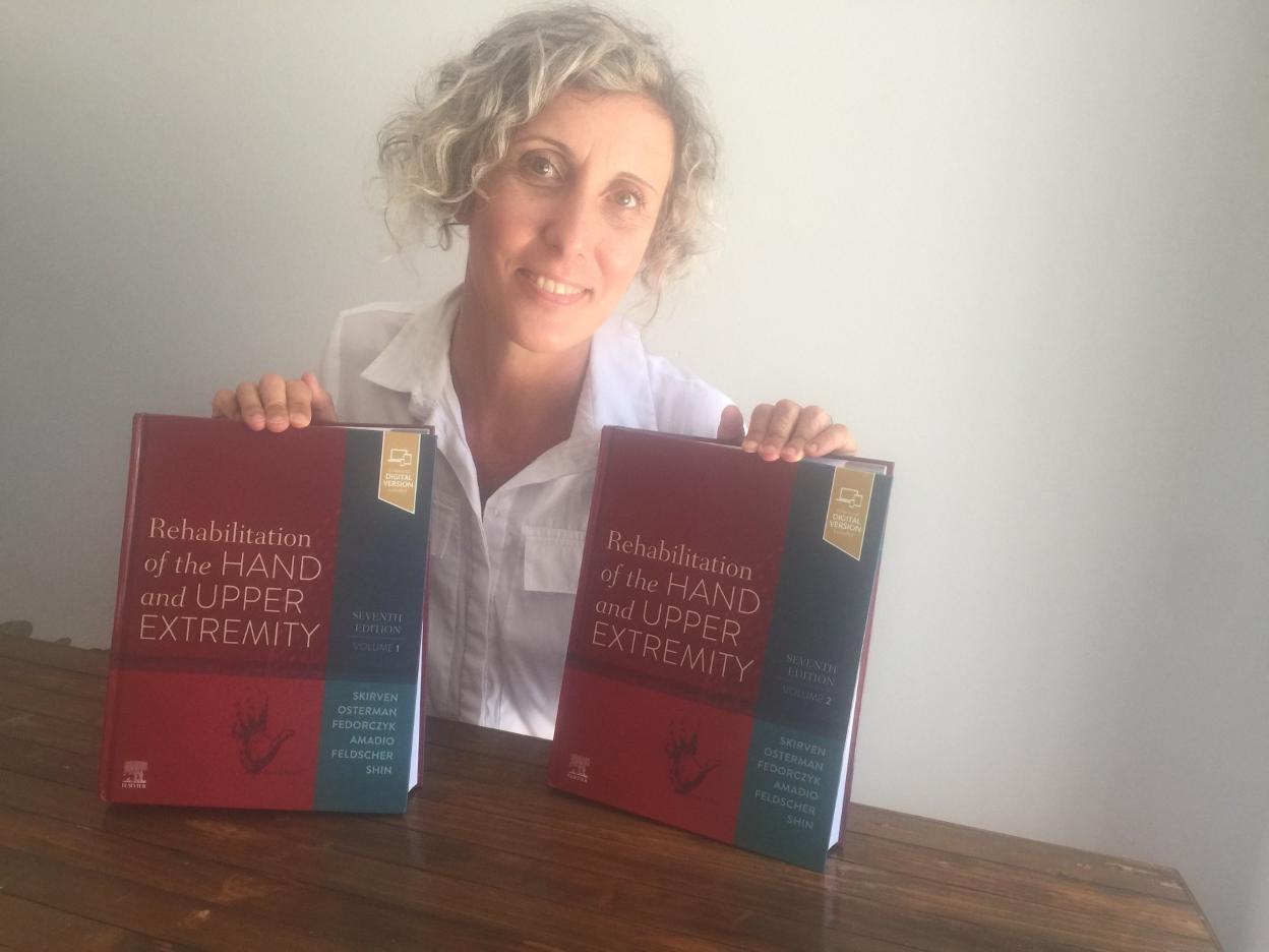 La fisioterapeuta y profesora de Terapia Ocupacional de la UMA, Raquel Cantero, con la publicación.