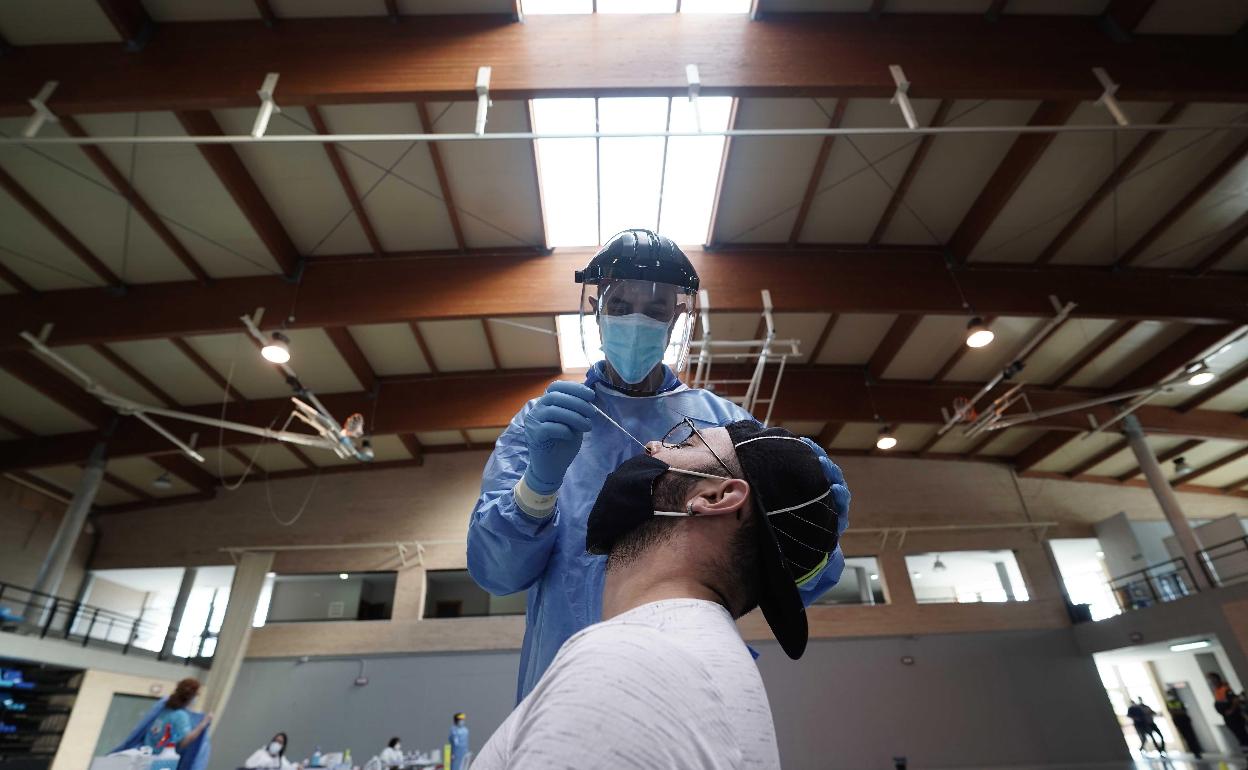 Personal sanitario realiza test rápidos de antígenos en la localidad cordobesa de Almodóvar del Río. 