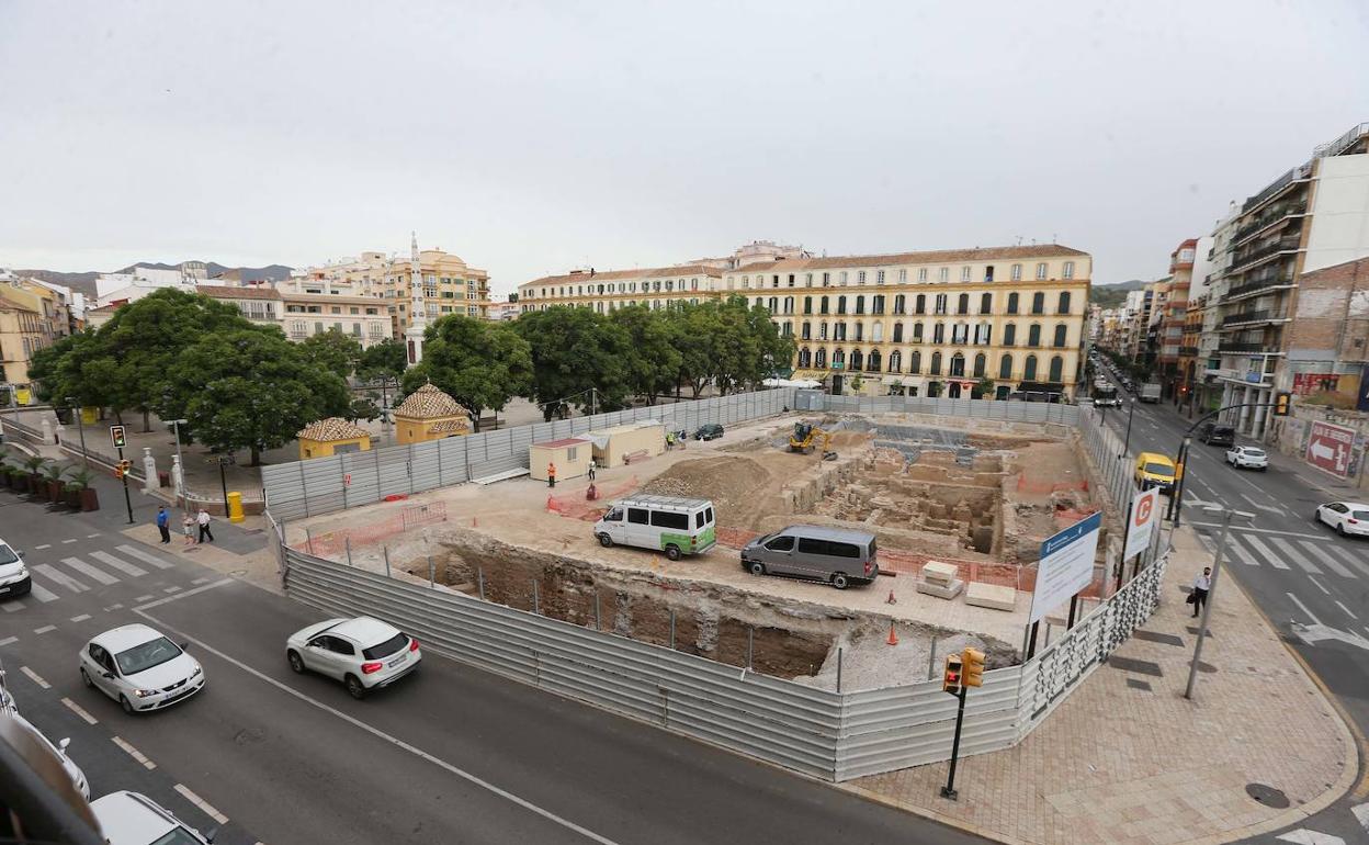 Visión de la plaza durante el inicio de los trabajos para cubrir de forma reversible la zona de excavación. 