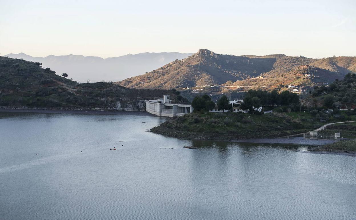 La presa de Casasola regula las aguas del río Campanillas. 