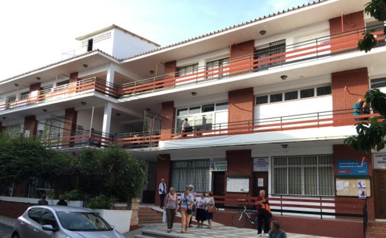 Imagen de archivo del Centro Giner de los Ríos, junto a la plaza Cavana de Nerja.