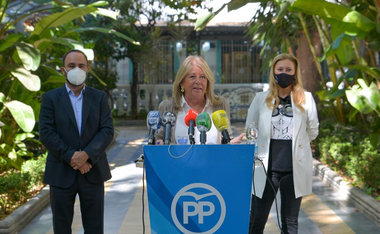 Mario Cortés, Ángeles Muñoz y Carolina España. 