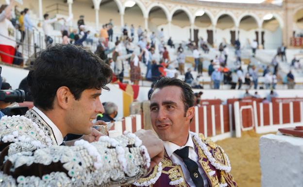 Imagen principal - El Fandi naufraga ante la calidad de un &#039;Virrey&#039; de vuelta