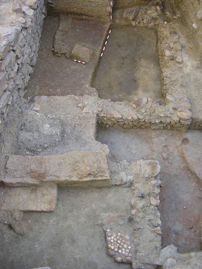 Restos de la muralla fenicia y santuario (siglos VI a.C.). Ubicación: Calle Císter, 3. No visitable