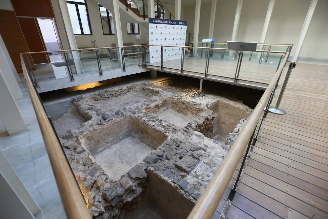 Piletas de salazón romanas y ‘coracha marítima’. Ubicación: Edificio del Rectorado. Visitable