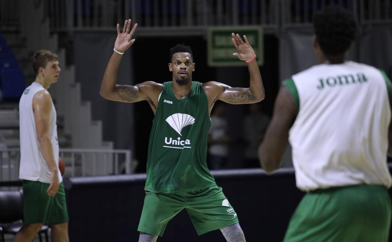 Elegar, ahora en el baloncesto italiano, durante un entrenamiento de pretemporada la pasada campaña. 