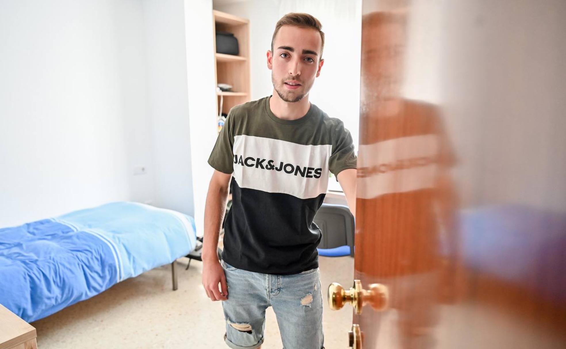 José Ríos López, estudiante de Tecnologías Industriales y natural de Don Benito, en su habitación de la residencia Balcón del Romeral. 