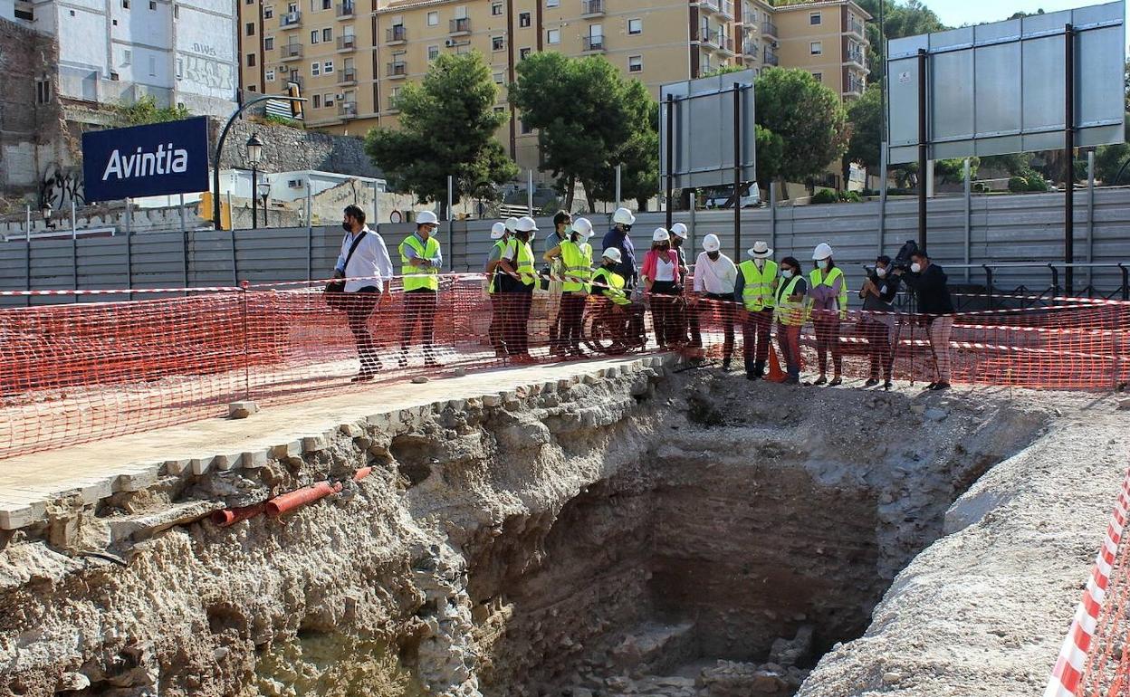 De la Torre y concejales en la visita que realizaron el pasado lunes a las excavaciones del Astoria. 