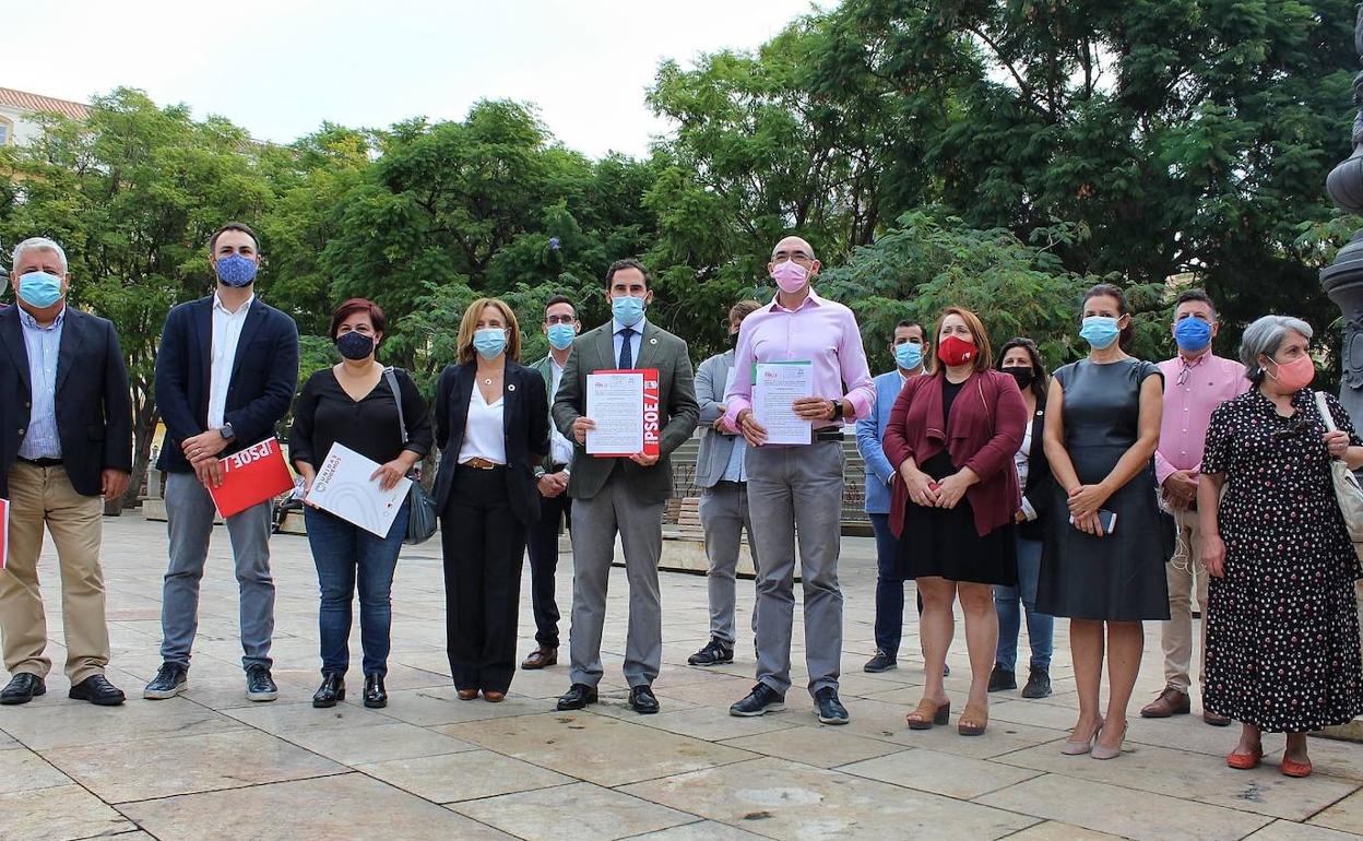 Los concejales del PSOE y de Adelante Málaga han presentado la solicitud del pleno extraordinario esta mañana en la plaza de la Merced. 