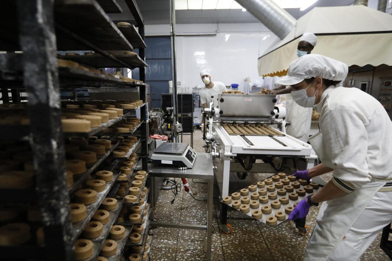 Los hornos de la ciudad del Torcal trabajan a pleno rendimiento en las delicias navideñas. 