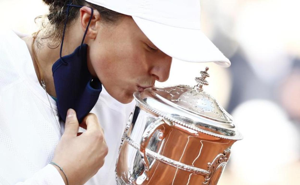 Iga Swiatek besa el trofeo que la acredita como campeona. 