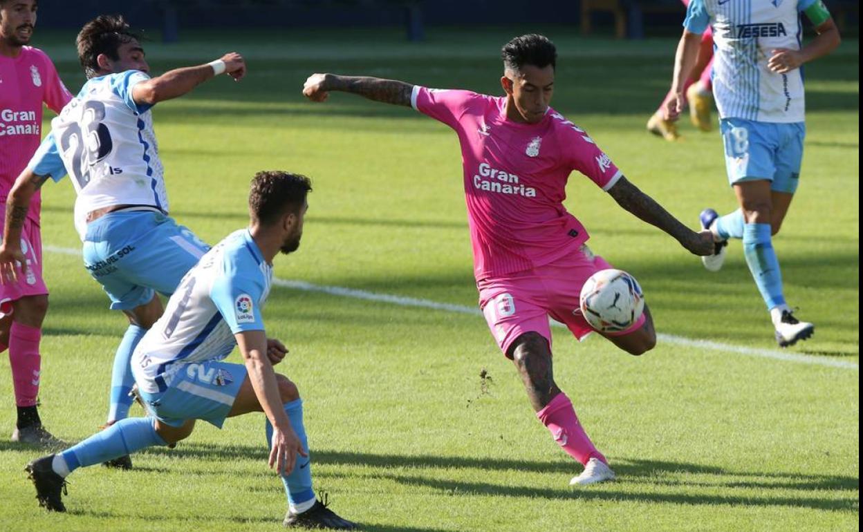 Los males en el juego provocaron que el Málaga se partiera en la segunda parte y que Las Palmas tuviera ocasiones como esta de Araújo. 