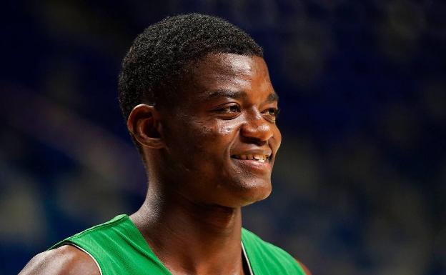 Nzosa, sonriente en el entrenamiento de este lunes, preparando la cita de Eurocup ante el Buducnost. 