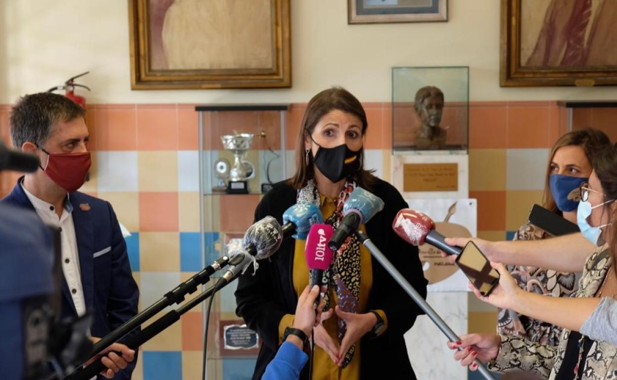 La delegada de Educación, Mercedes García Paine, ayer en el colegio Félix Revello de Toro. 