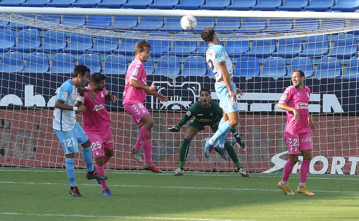 Caye Quintana intenta el remate en una acción a balón parado el pasado sábado ante Las Palmas. 