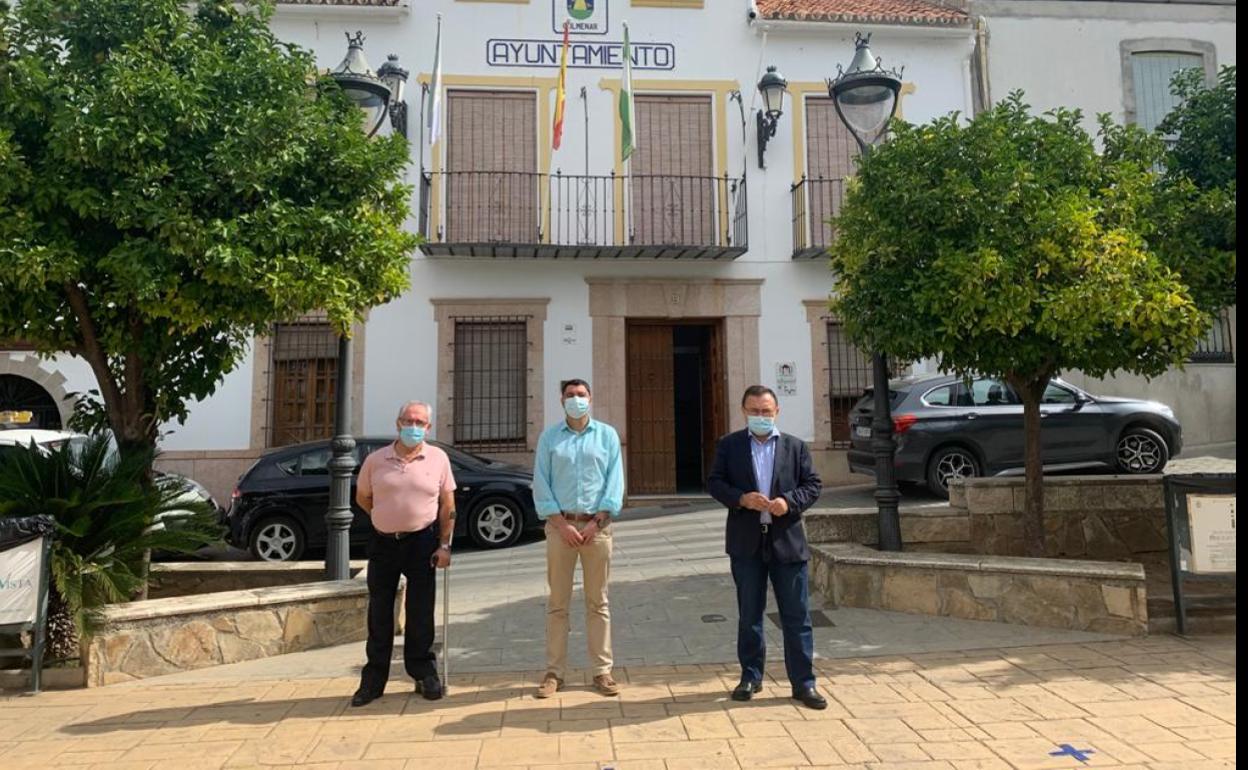 El senador malagueño Miguel Ángel Heredia, con el alcalde de Colmenar. 